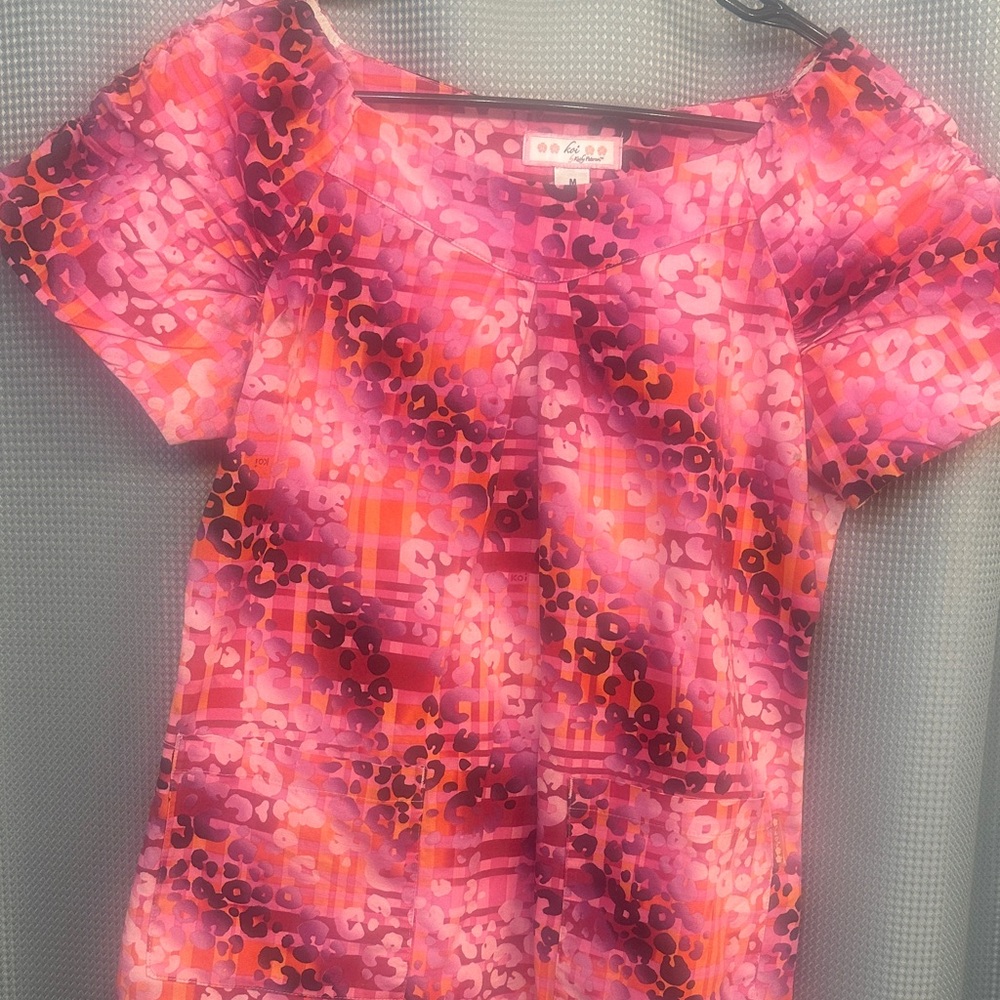 Koi Vibrant Pink and Orange Patterned Blouse